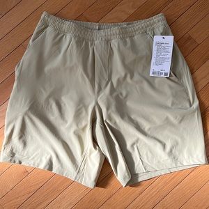Lululemon Mens Pace Breaker 9 inch short. Lined